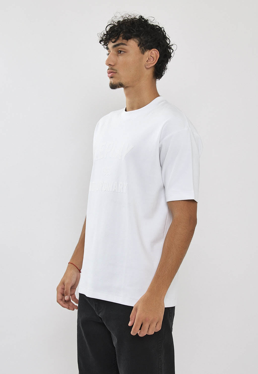 טי-שירט אוברסייז לגברים בצבע לבן עם הדפס