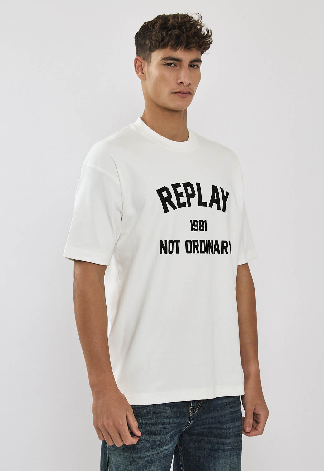 טי-שירט לגברים בצבע שמנת עם הדפס קדמי