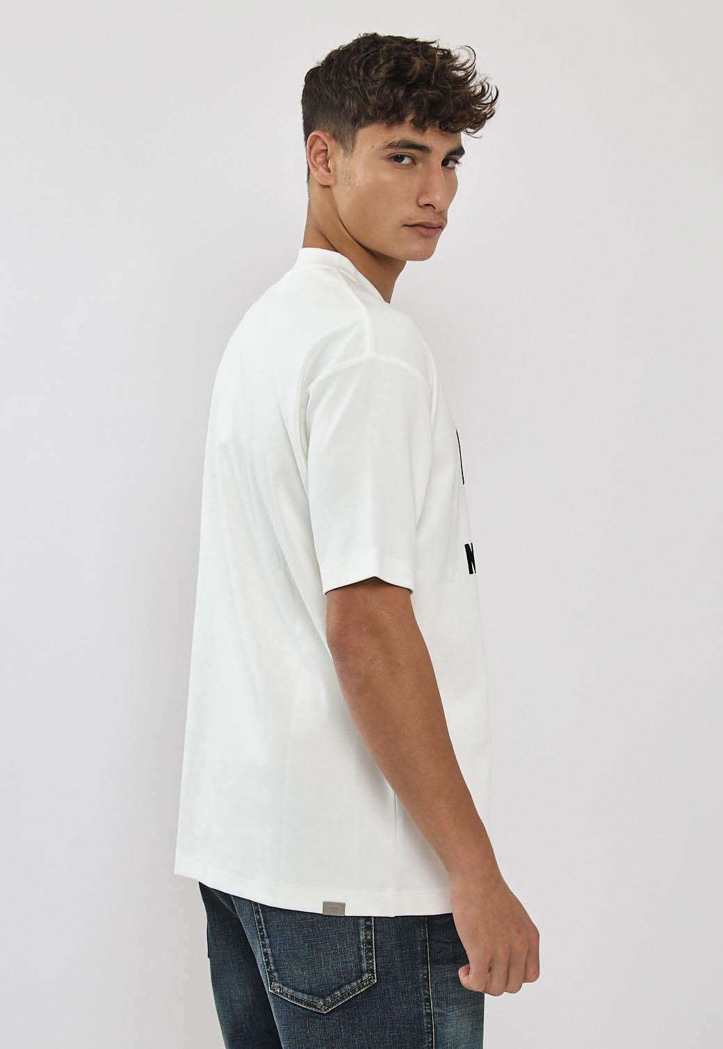 טי-שירט לגברים בצבע שמנת עם הדפס קדמי