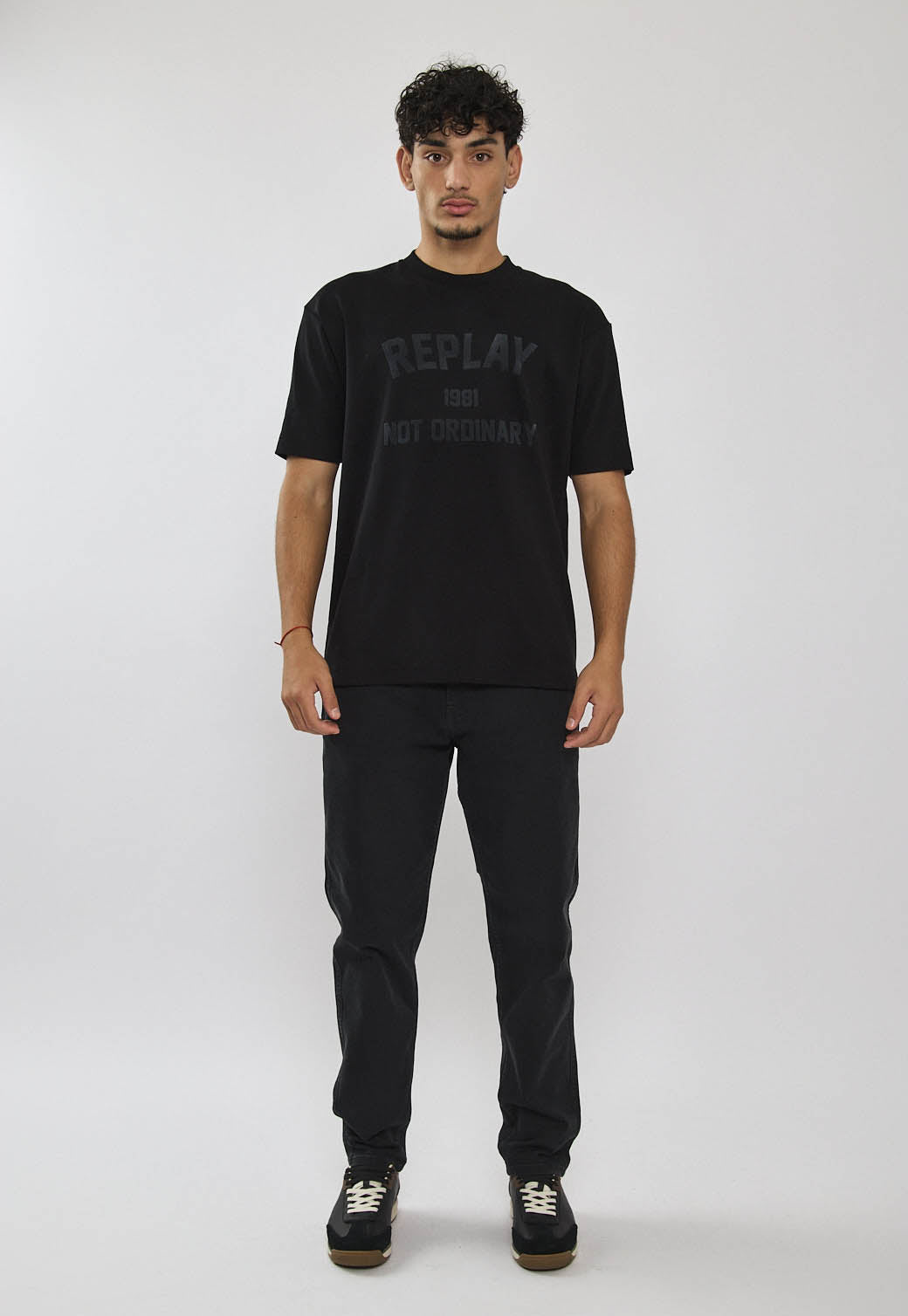 טי-שירט לגברים בצבע שחור עם לוגו