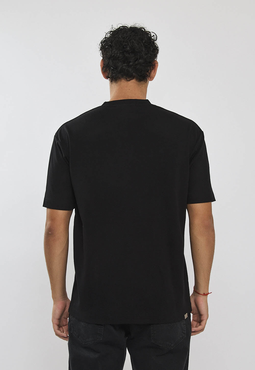 טי-שירט לגברים בצבע שחור עם לוגו