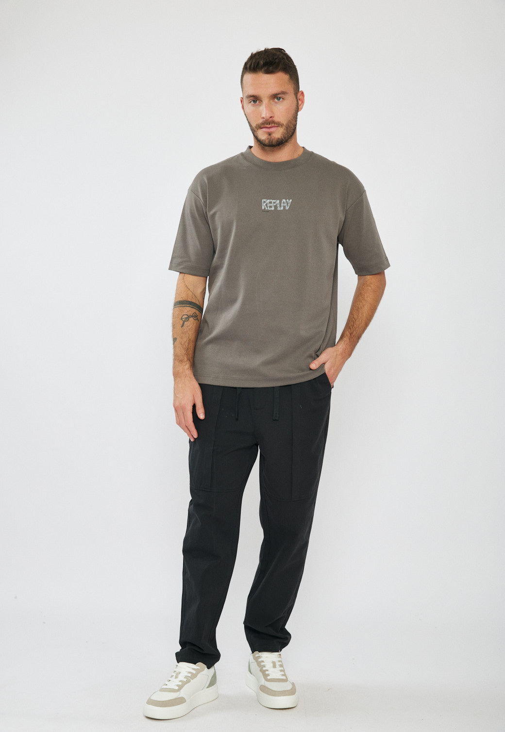 טי-שירט לגברים בצבע אפור עם הדפס לוגו בגב