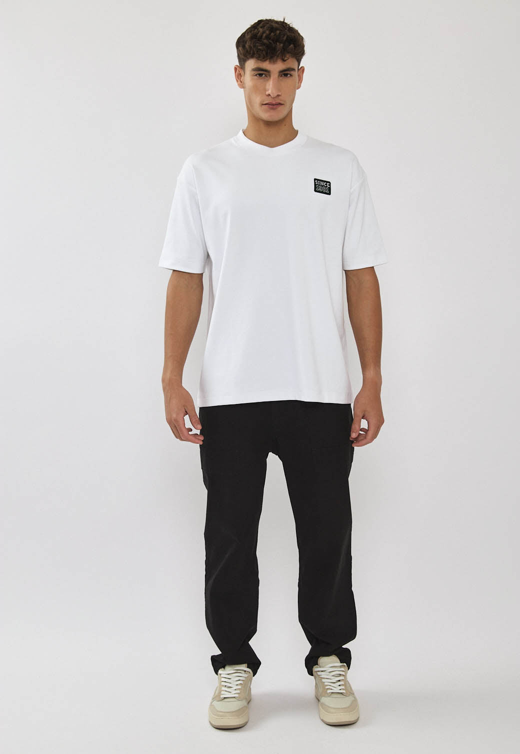 טי-שירט אוברסייז לגברים בצבע לבן עם הדפס גב גרפיטי