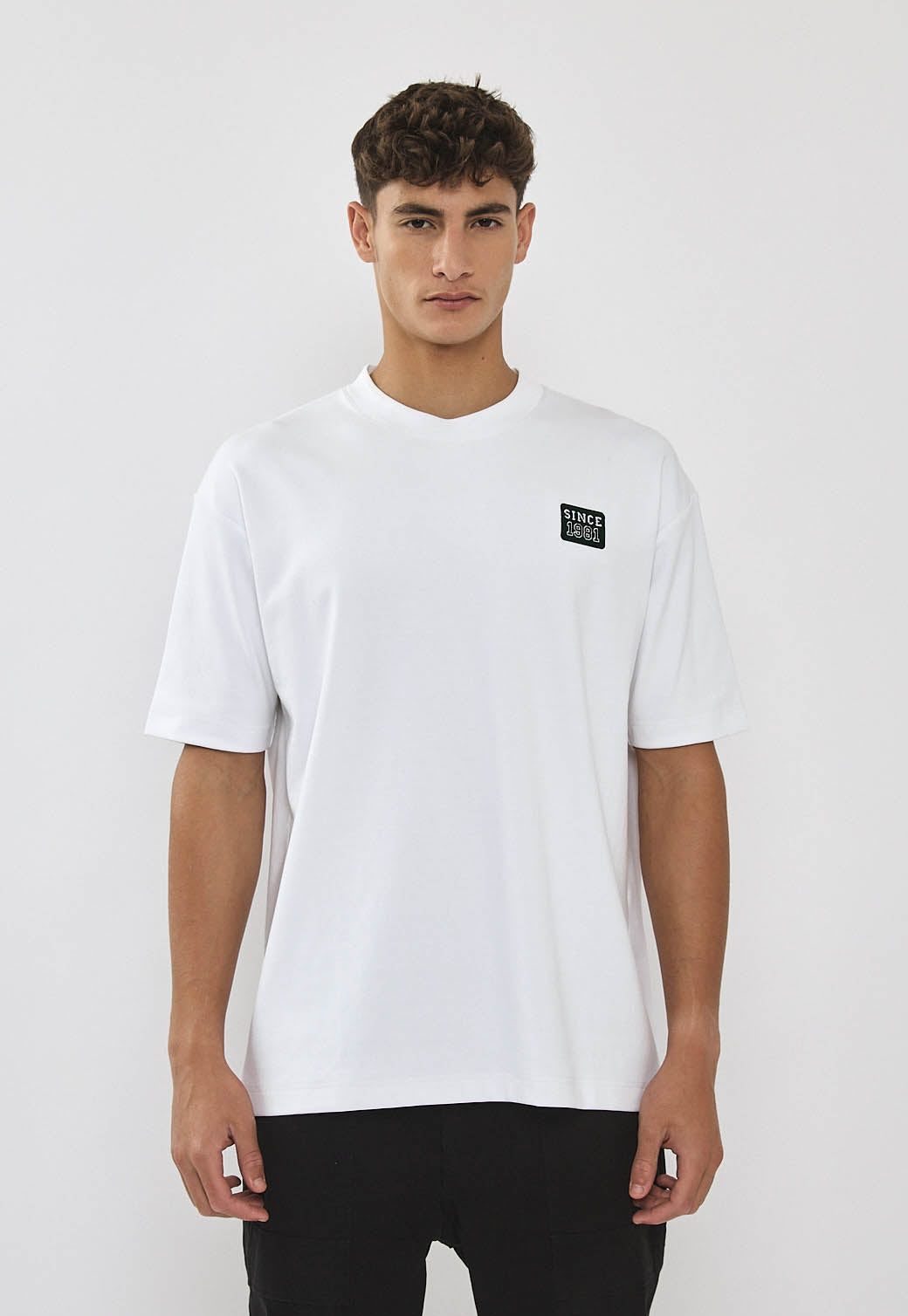 טי-שירט אוברסייז לגברים בצבע לבן עם הדפס גב גרפיטי