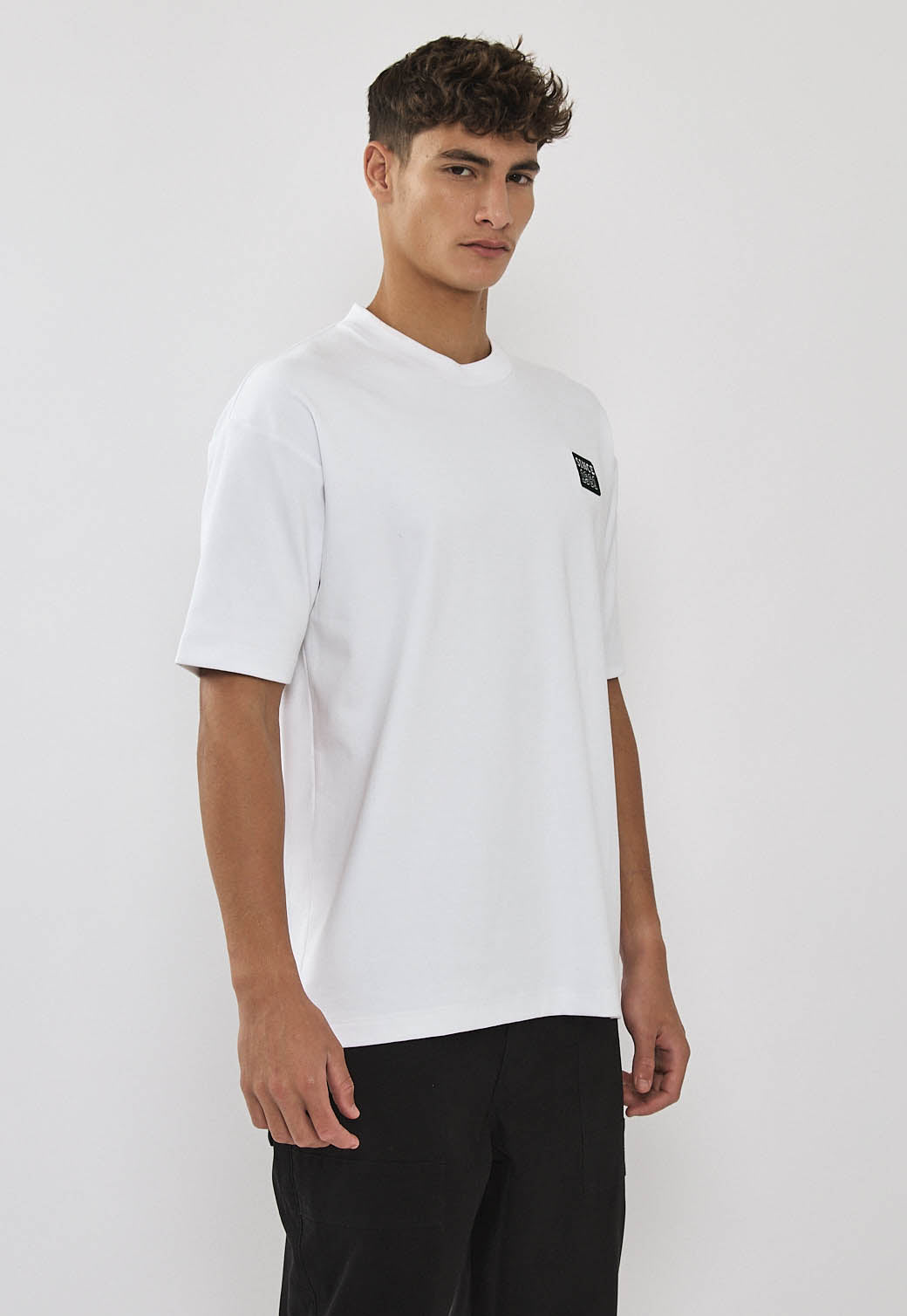 טי-שירט אוברסייז לגברים בצבע לבן עם הדפס גב גרפיטי