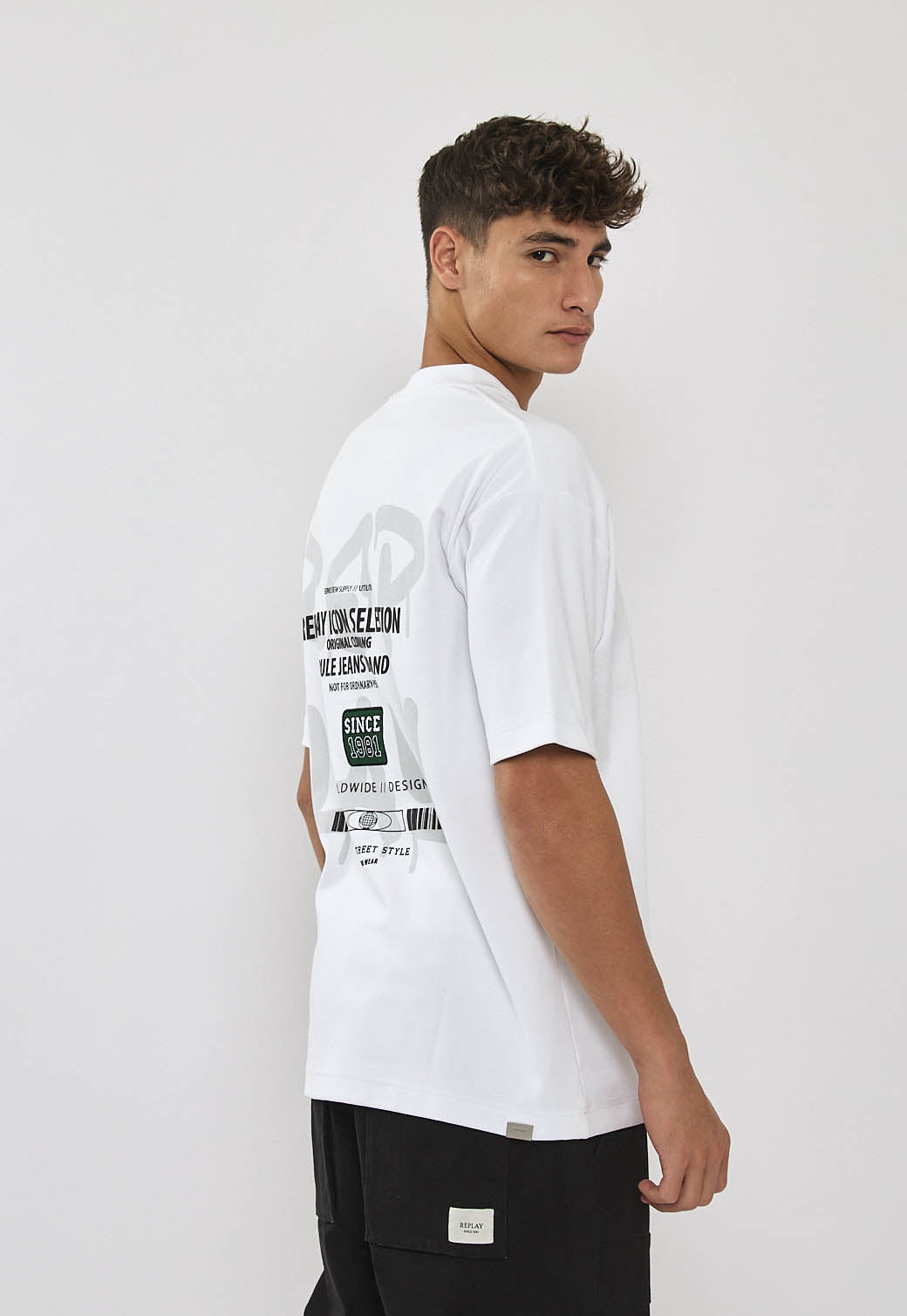 טי-שירט אוברסייז לגברים בצבע לבן עם הדפס גב גרפיטי