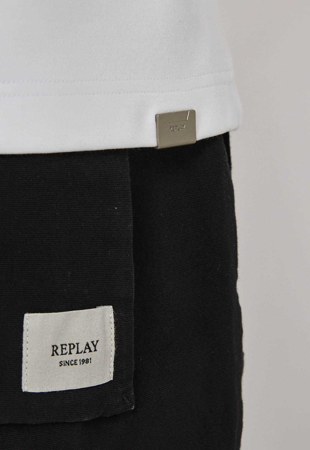 טי-שירט אוברסייז לגברים בצבע לבן עם הדפס גב גרפיטי