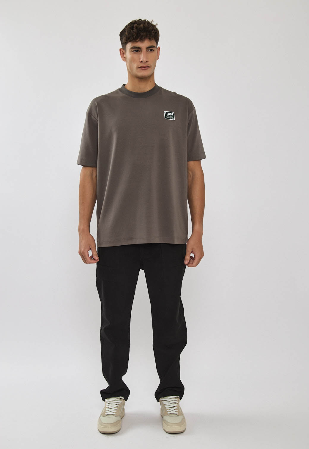 טי-שירט לגברים בצבע חום עם הדפס גרפי בגב