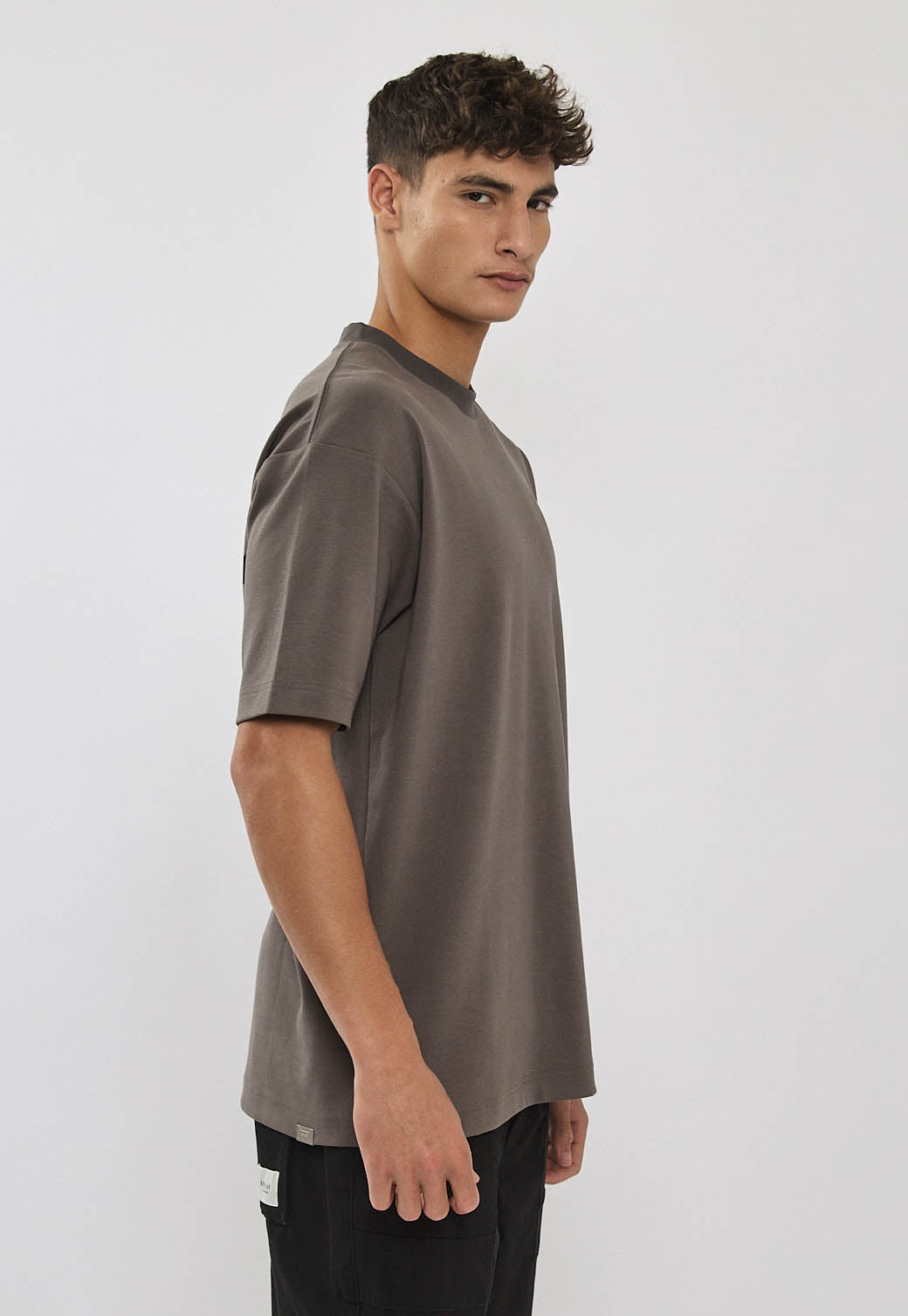 טי-שירט לגברים בצבע חום עם הדפס גרפי בגב