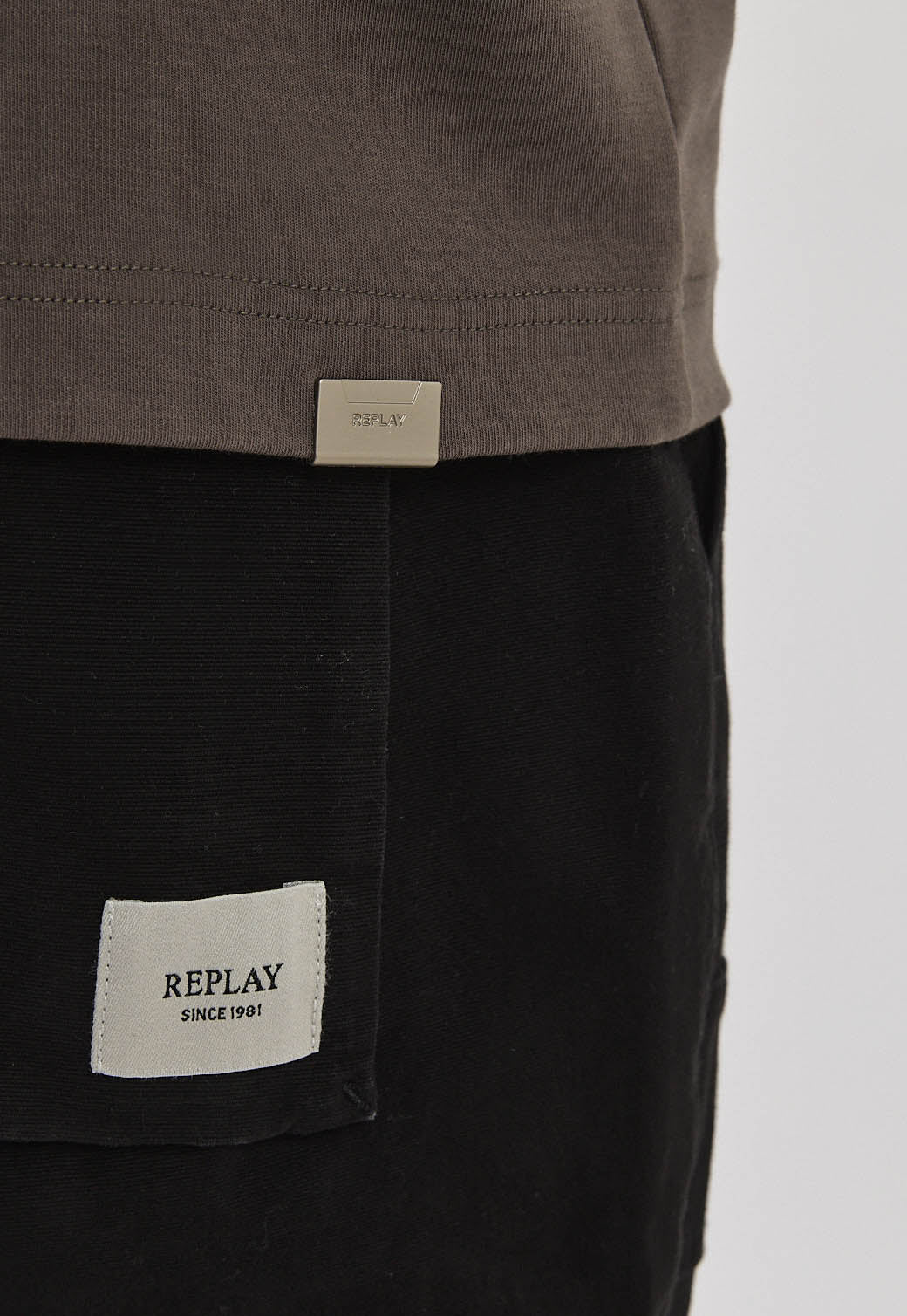 טי-שירט לגברים בצבע חום עם הדפס גרפי בגב