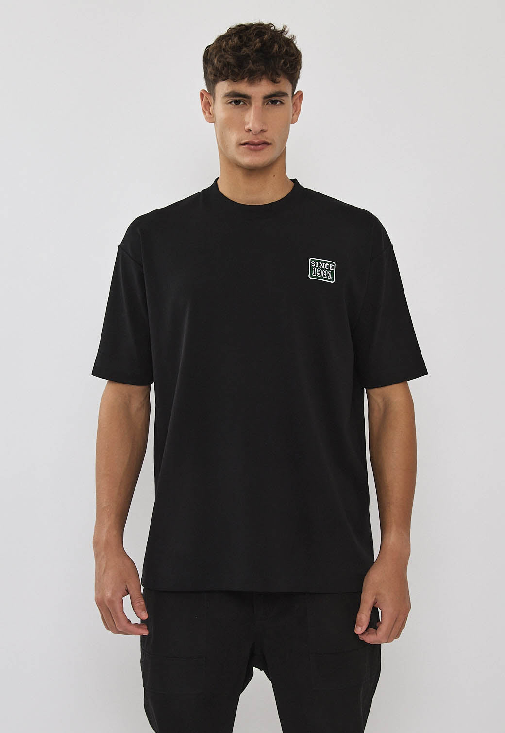 טי-שירט לגברים בצבע שחור עם הדפס גרפי בגב