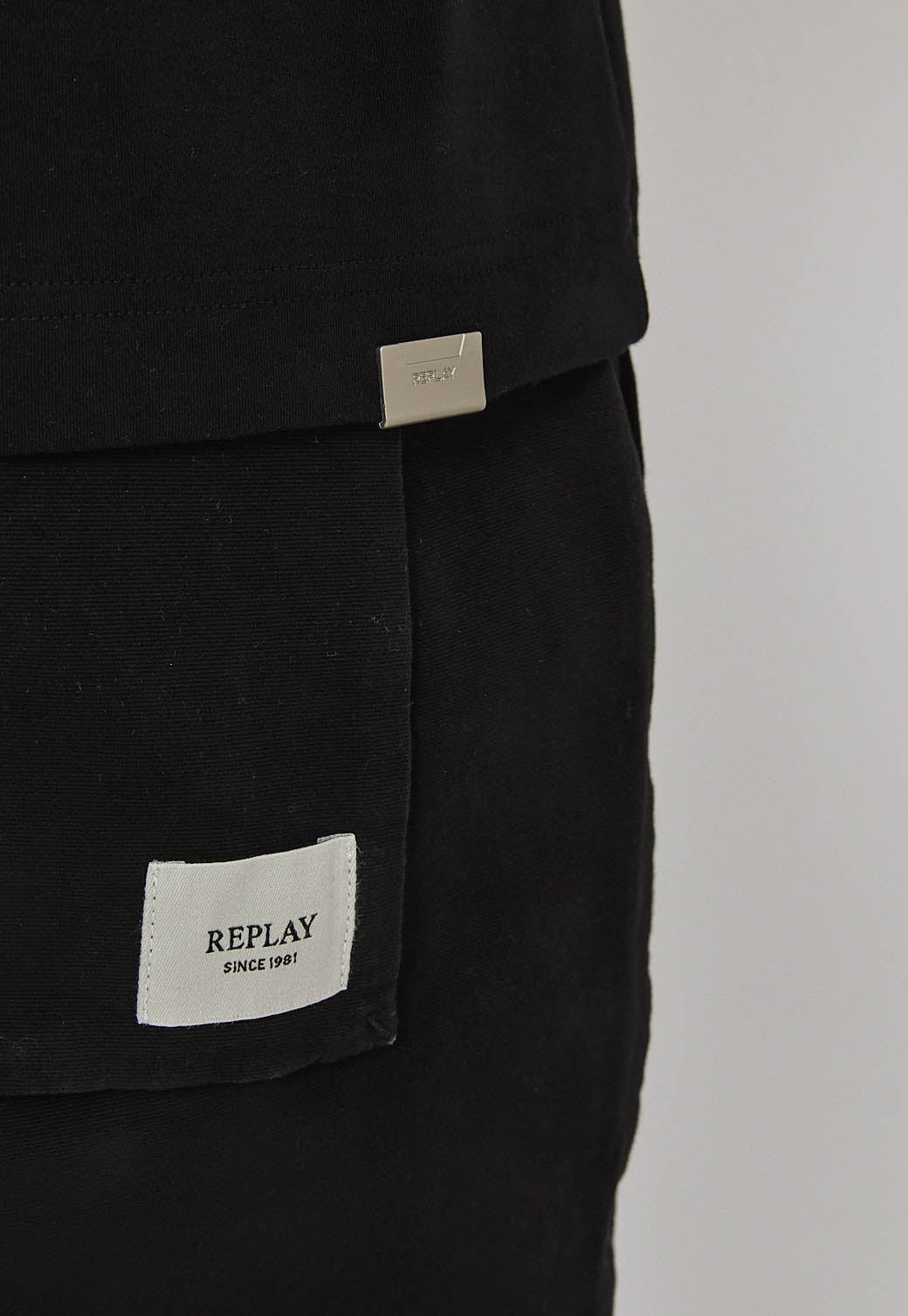 טי-שירט לגברים בצבע שחור עם הדפס גרפי בגב