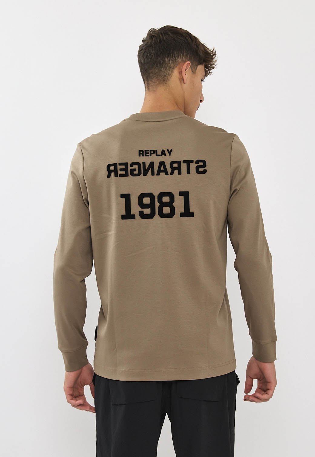 טי-שירט ארוכה לגברים בצבע חום עם לוגו