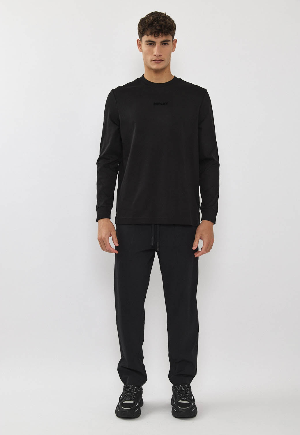 טי-שירט שרוול ארוך לגברים בצבע שחור עם לוגו שחור