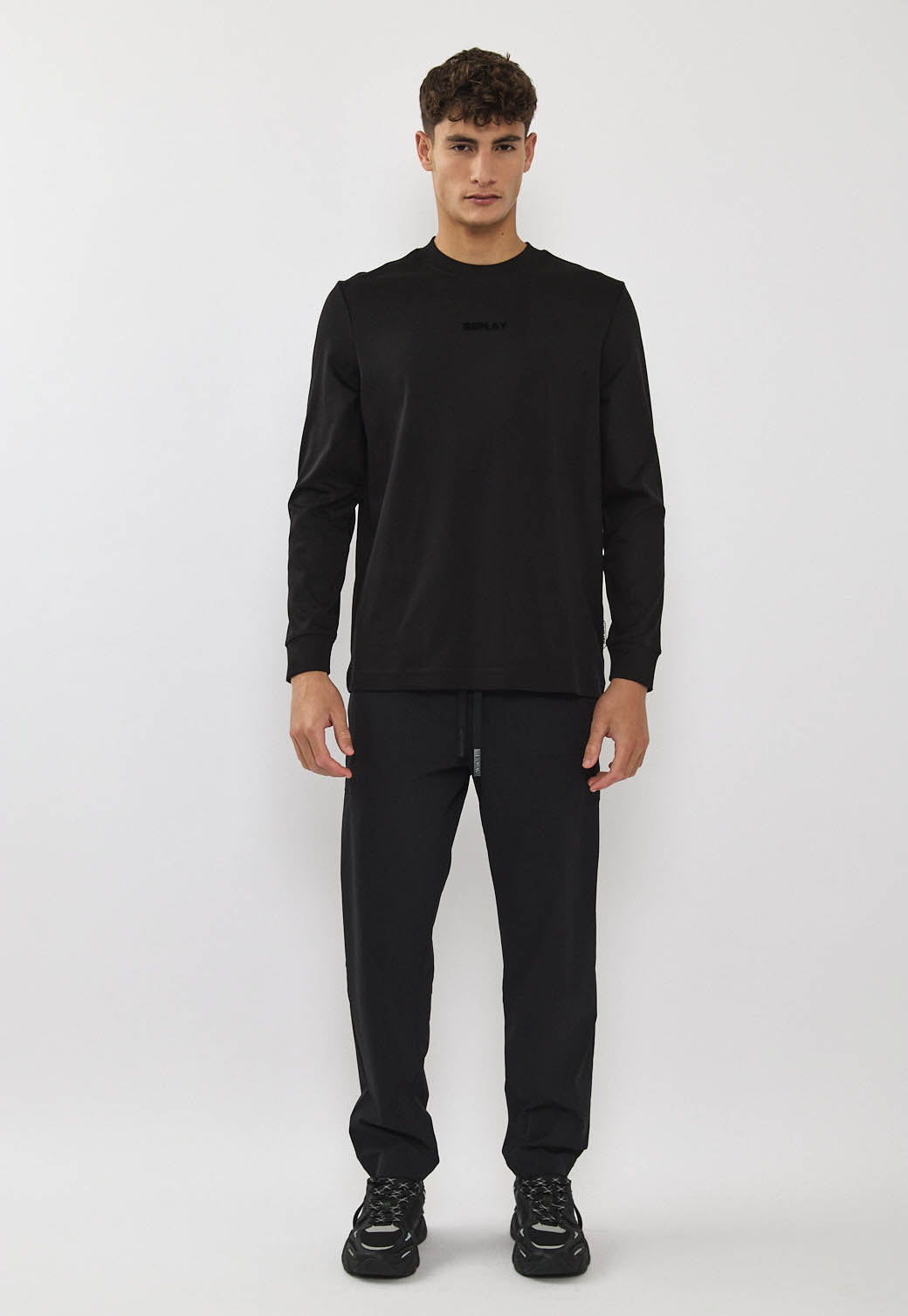 טי-שירט שרוול ארוך לגברים בצבע שחור עם לוגו שחור