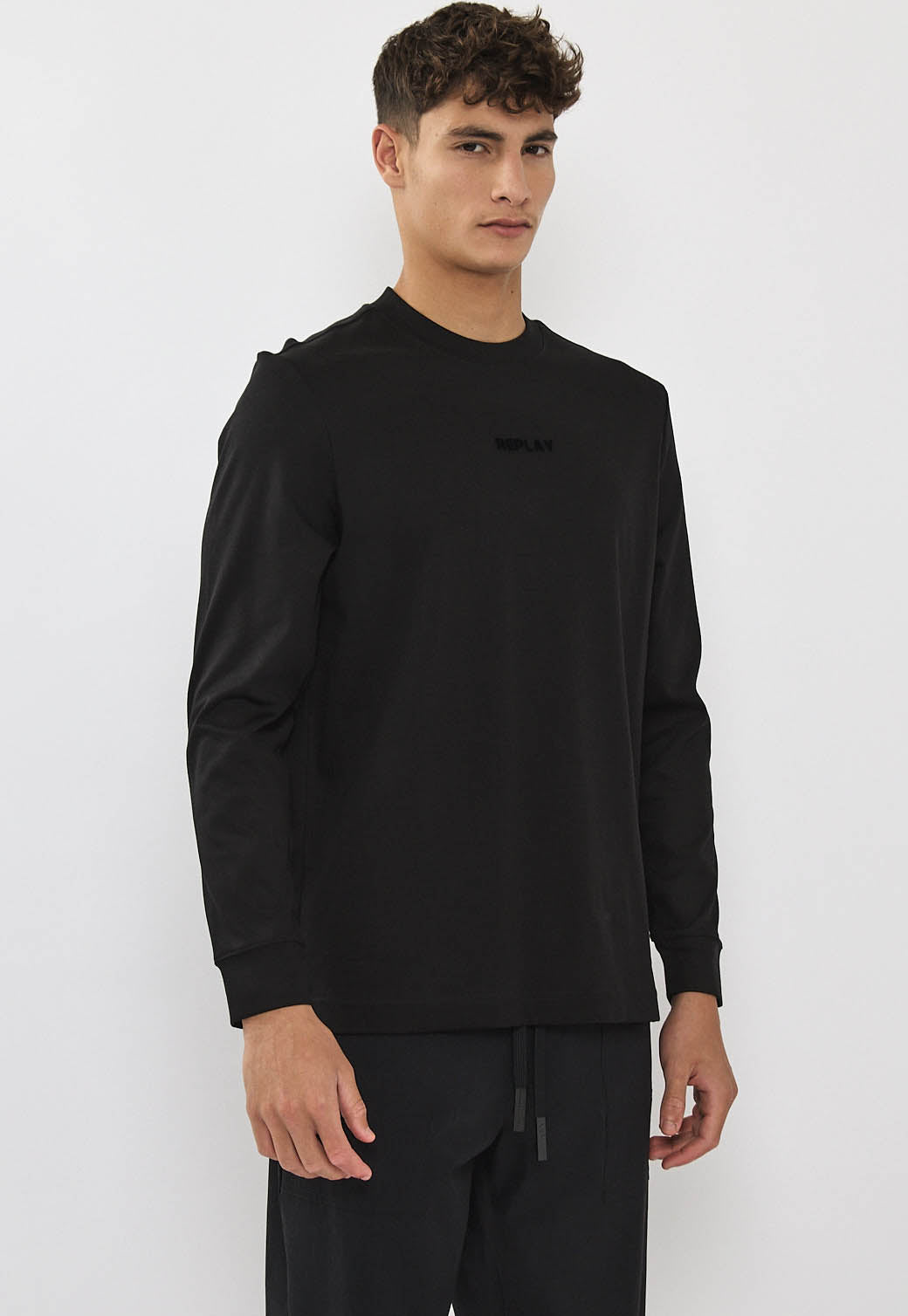 טי-שירט שרוול ארוך לגברים בצבע שחור עם לוגו שחור