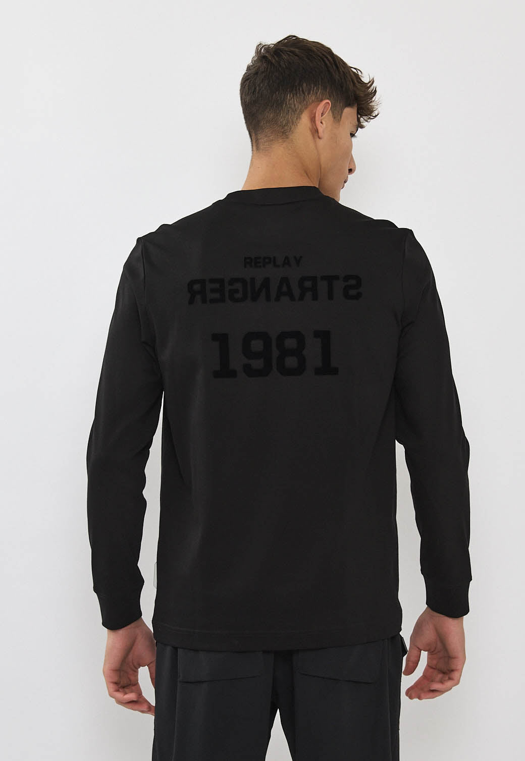 טי-שירט שרוול ארוך לגברים בצבע שחור עם לוגו שחור