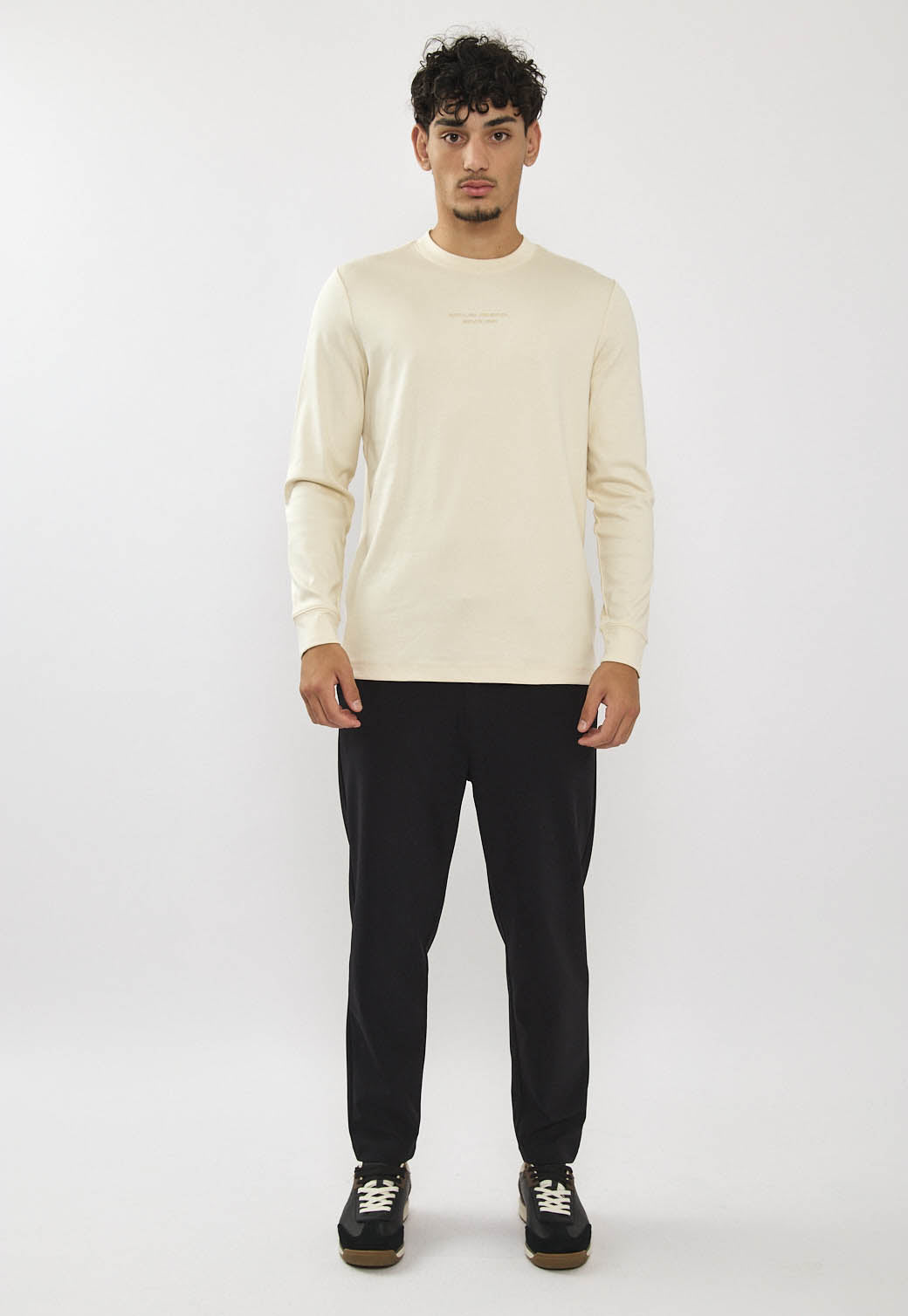 טי-שירט שרוול ארוך לגברים בצבע שמנת עם לוגו