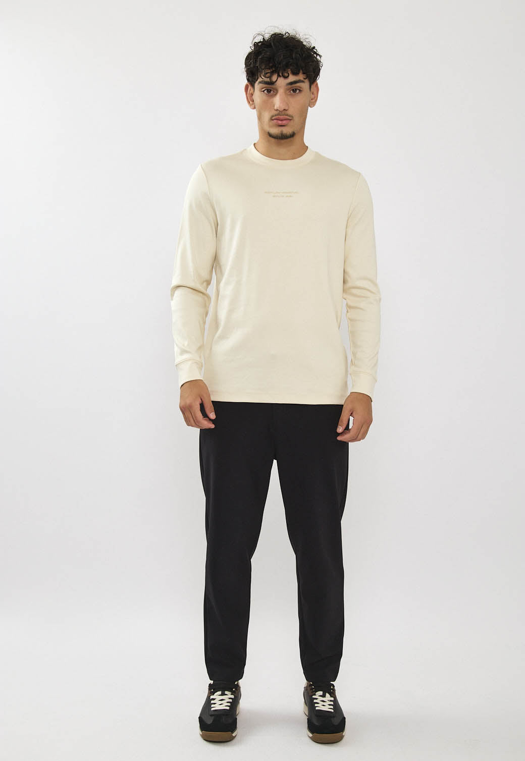 טי-שירט שרוול ארוך לגברים בצבע שמנת עם לוגו