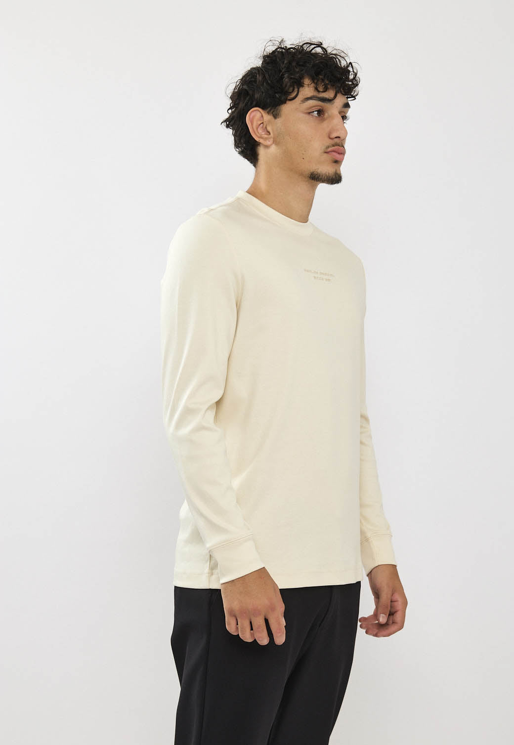 טי-שירט שרוול ארוך לגברים בצבע שמנת עם לוגו