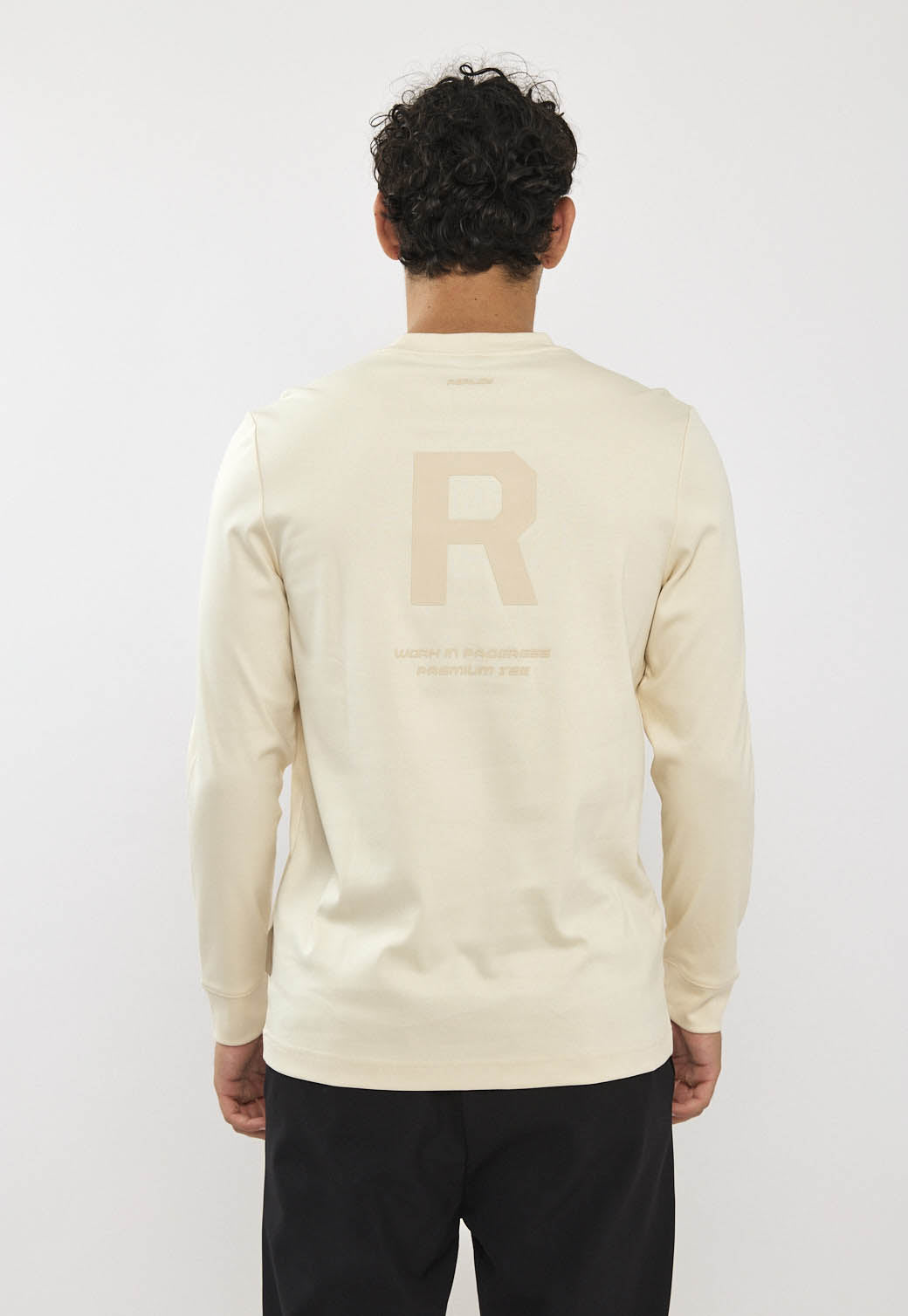 טי-שירט שרוול ארוך לגברים בצבע שמנת עם לוגו