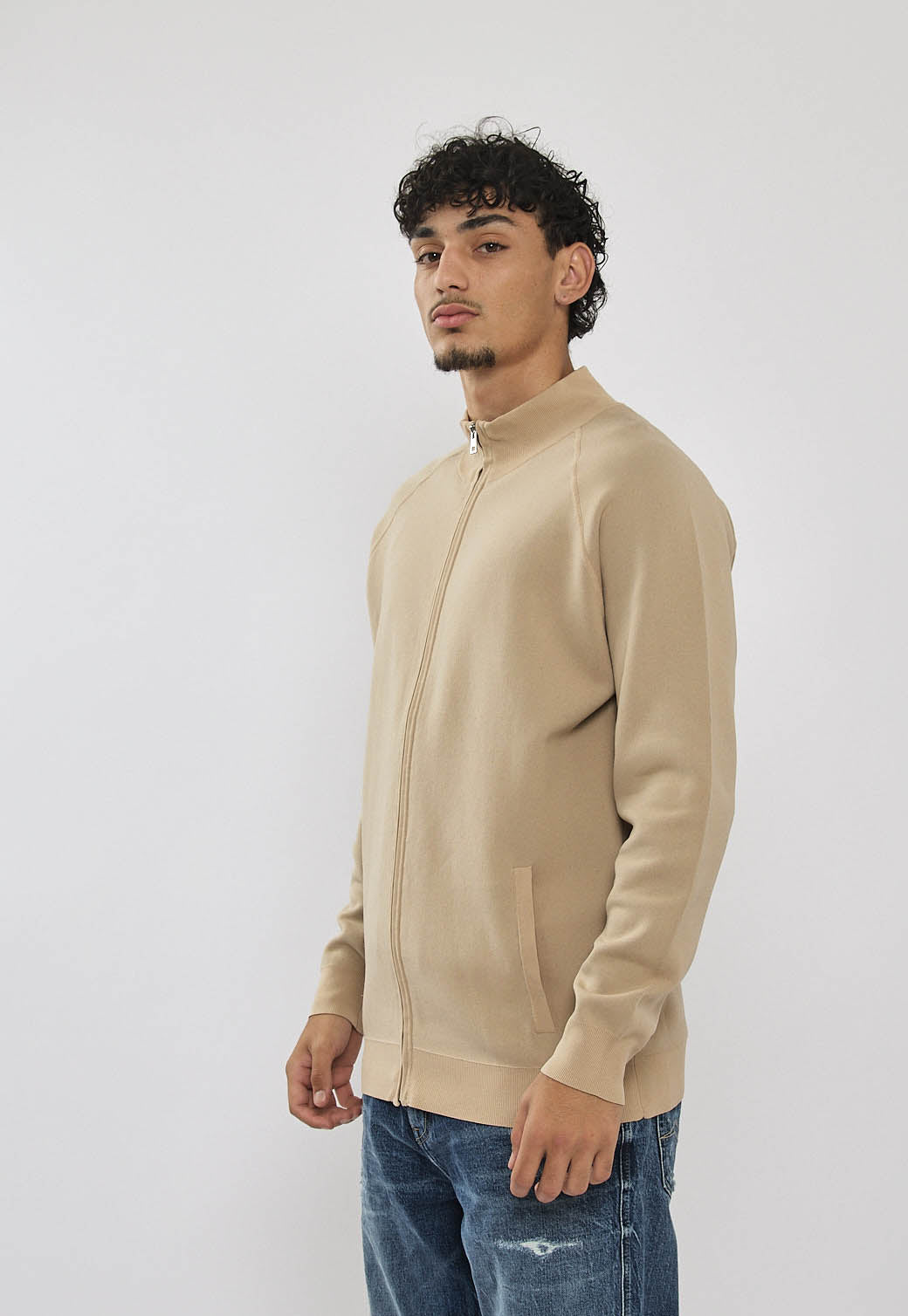 ג׳קט סרוג לגברים בצבע בז' עם רוכסן קדמי