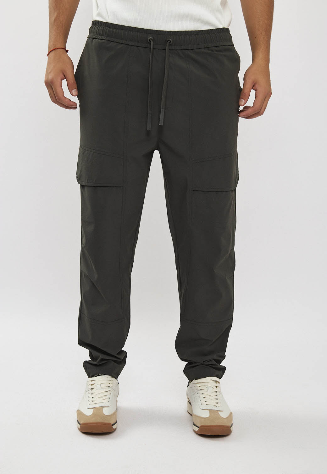 מכנסי 4WAY לגברים בצבע זית-אפור עם כיסי צד גדולים ושרוך מתכוונן.