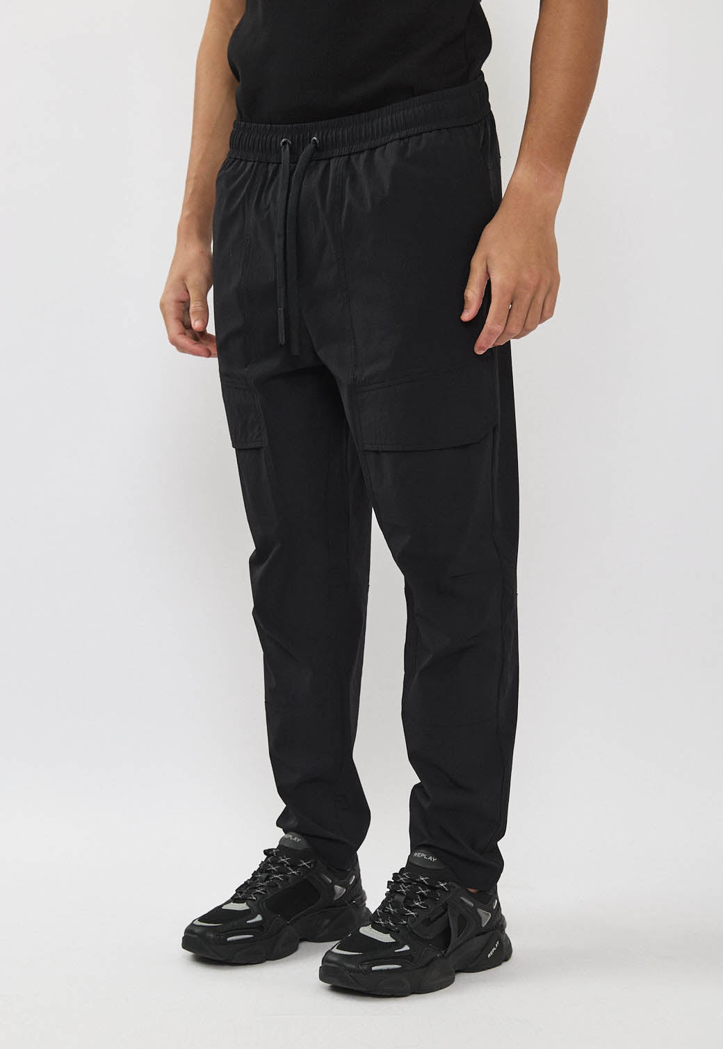 מכנסי 4WAY שחורים לגברים עם כיסים גדולים בצדדים ושרוך מתכוונן.