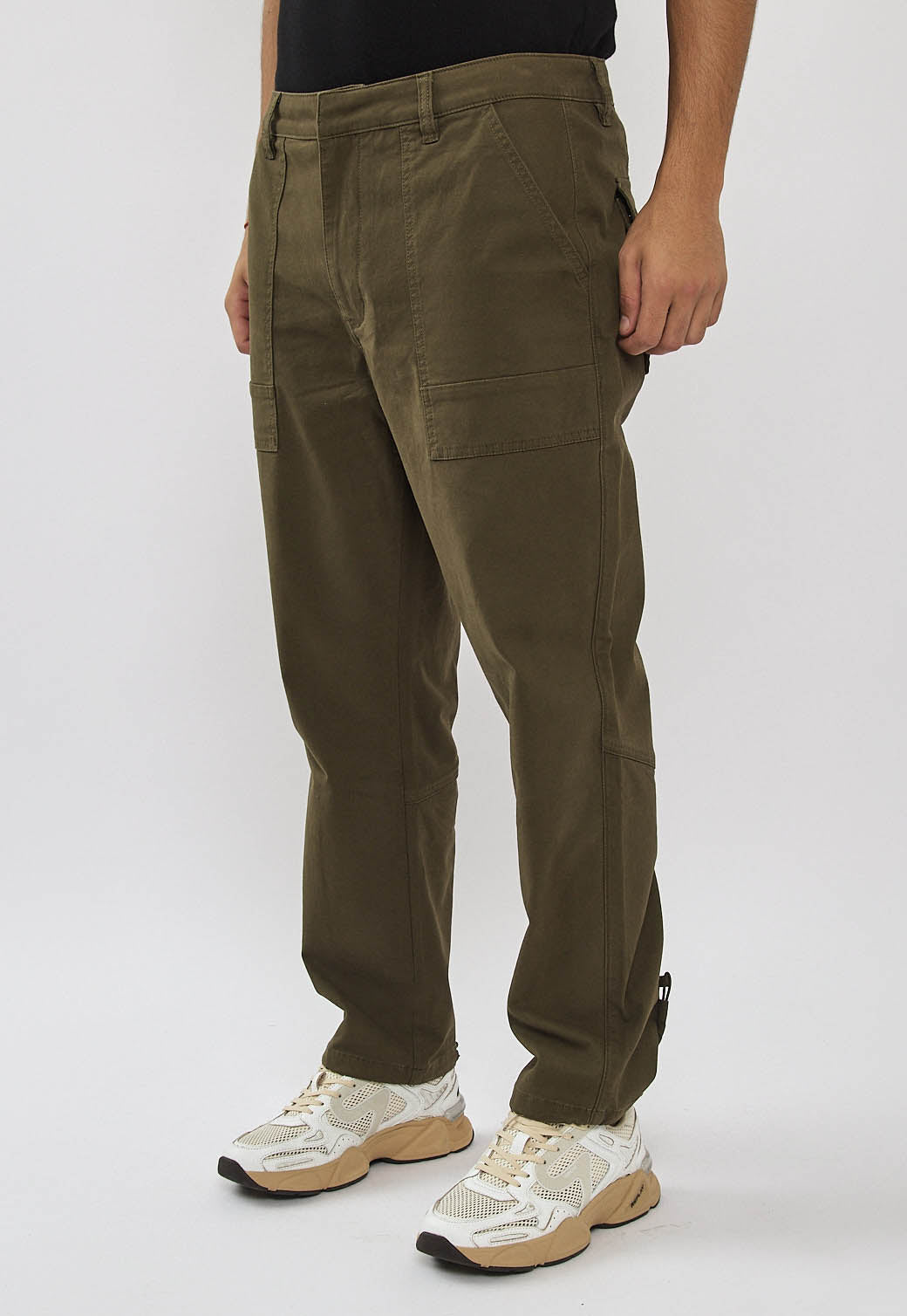 מכנסי טוויל לגברים בצבע ירוק זית עם כיסי פאץ'