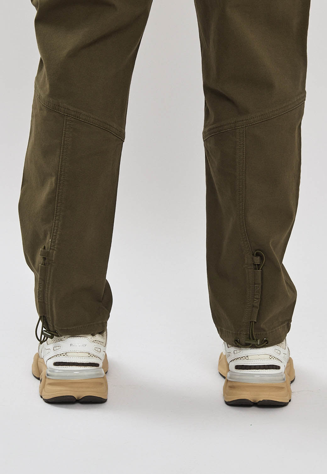 מכנסי טוויל לגברים בצבע ירוק זית עם כיסי פאץ'