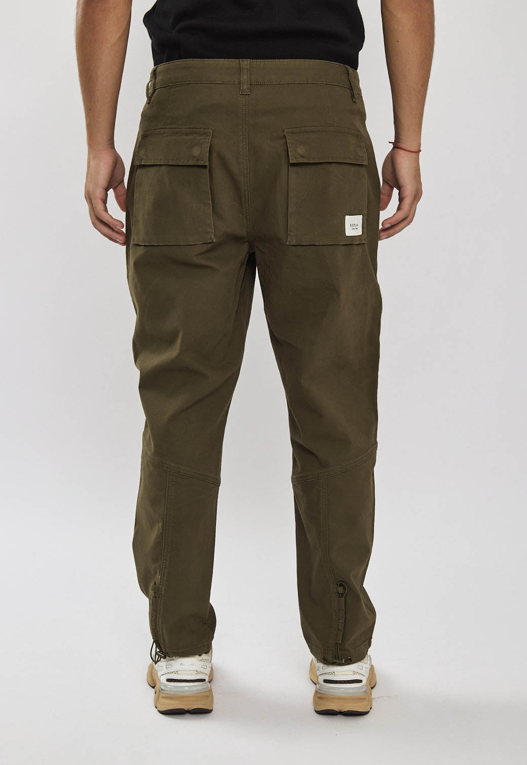 מכנסי טוויל לגברים בצבע ירוק זית עם כיסי פאץ'