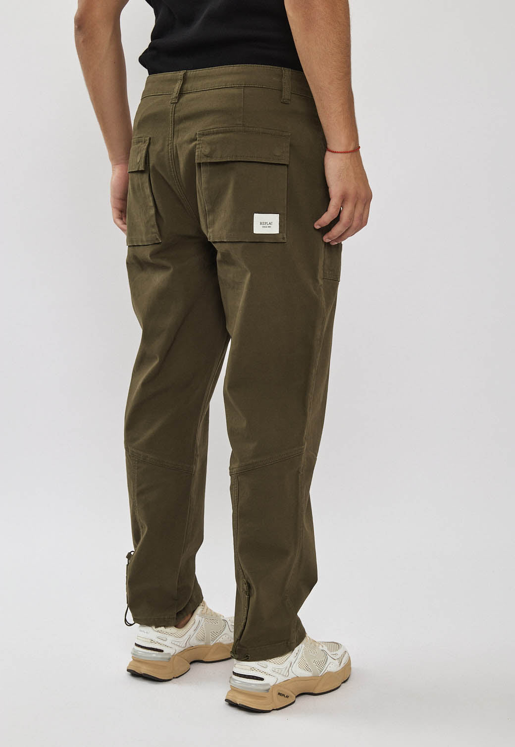 מכנסי טוויל לגברים בצבע ירוק זית עם כיסי פאץ'