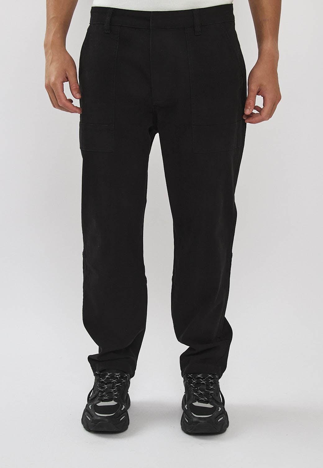 מכנסי טוויל לגברים בצבע שחור עם כיסי פאץ'