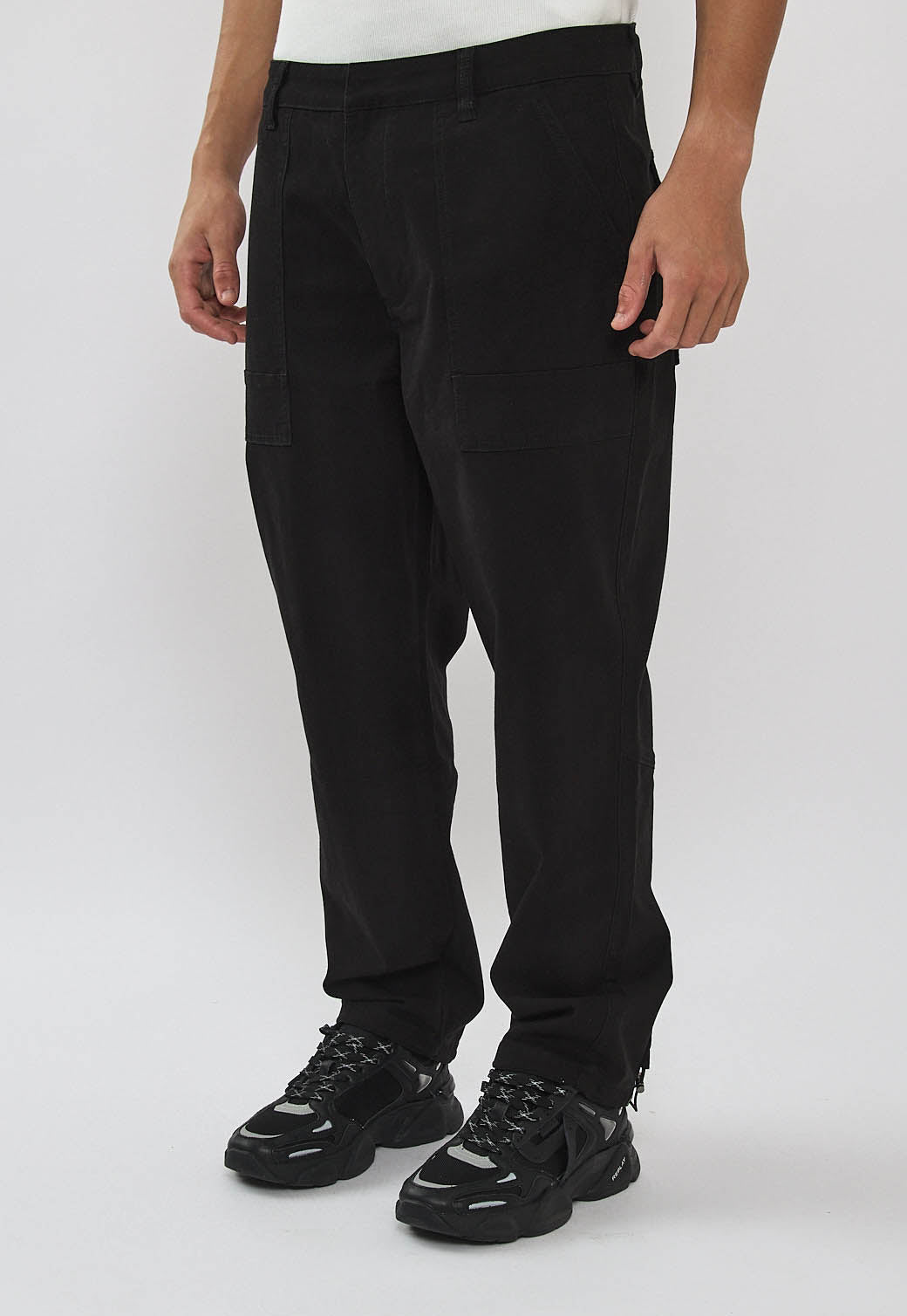 מכנסי טוויל לגברים בצבע שחור עם כיסי פאץ'