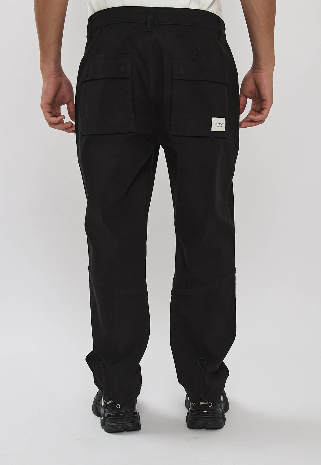 מכנסי טוויל לגברים בצבע שחור עם כיסי פאץ'