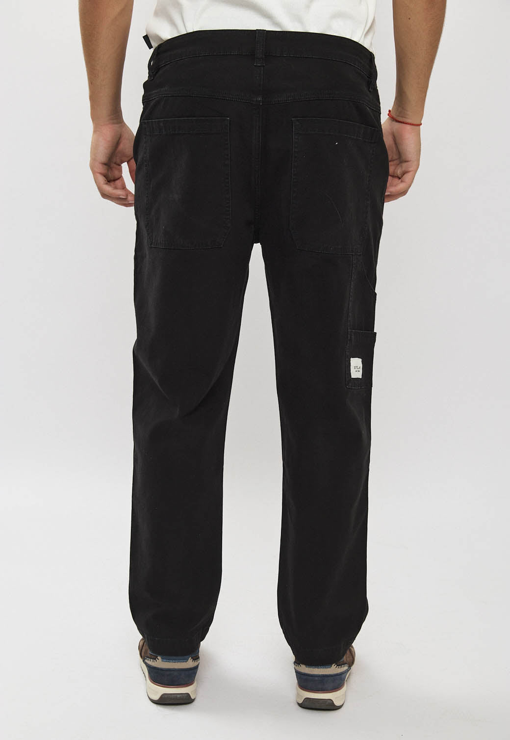 מכנסי טוויל לגברים בצבע שחור עם לוגו