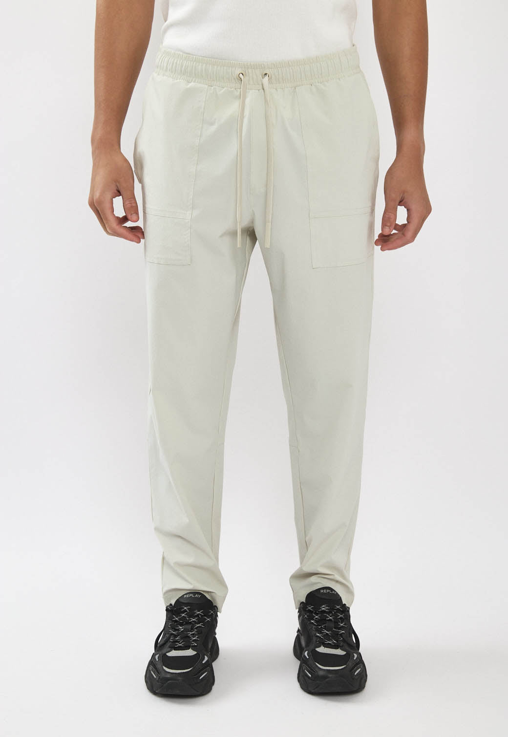 מכנסי 4WAY לגברים בצבע סנד עם שרוך מתכוונן וגזרה נוחה.