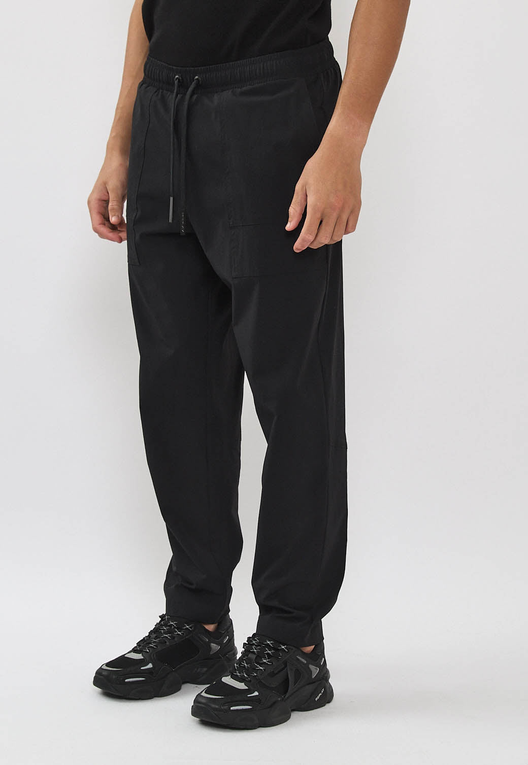 מכנסי 4WAY שחורים לגברים עם גזרה נוחה ושרוך במותן.