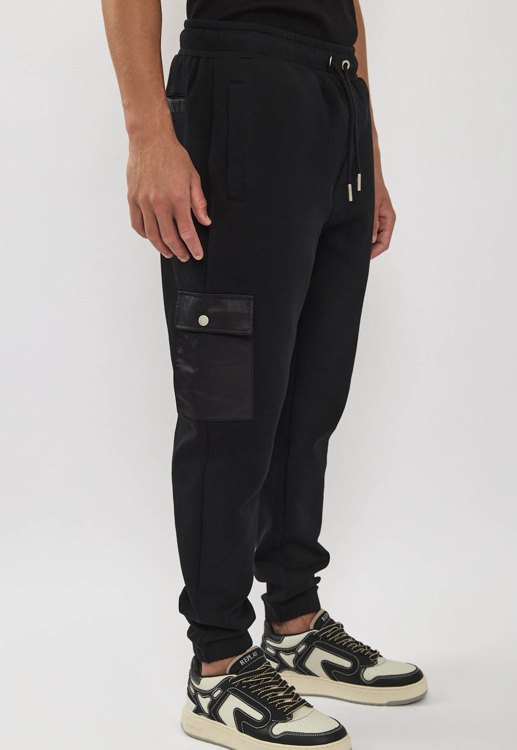 מכנסי ג׳וגר לגברים בצבע שחור