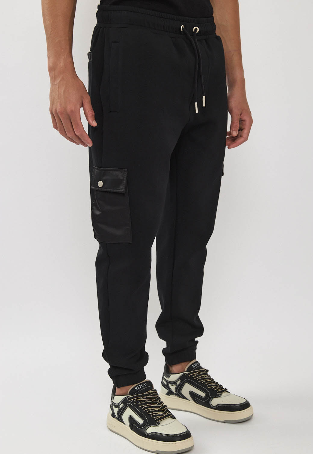 מכנסי ג׳וגר לגברים בצבע שחור