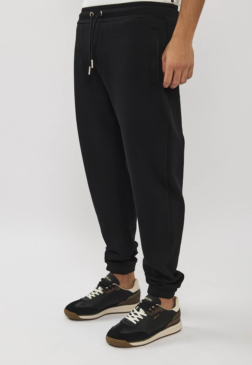 מכנסי טרנינג לגברים בצבע שחור