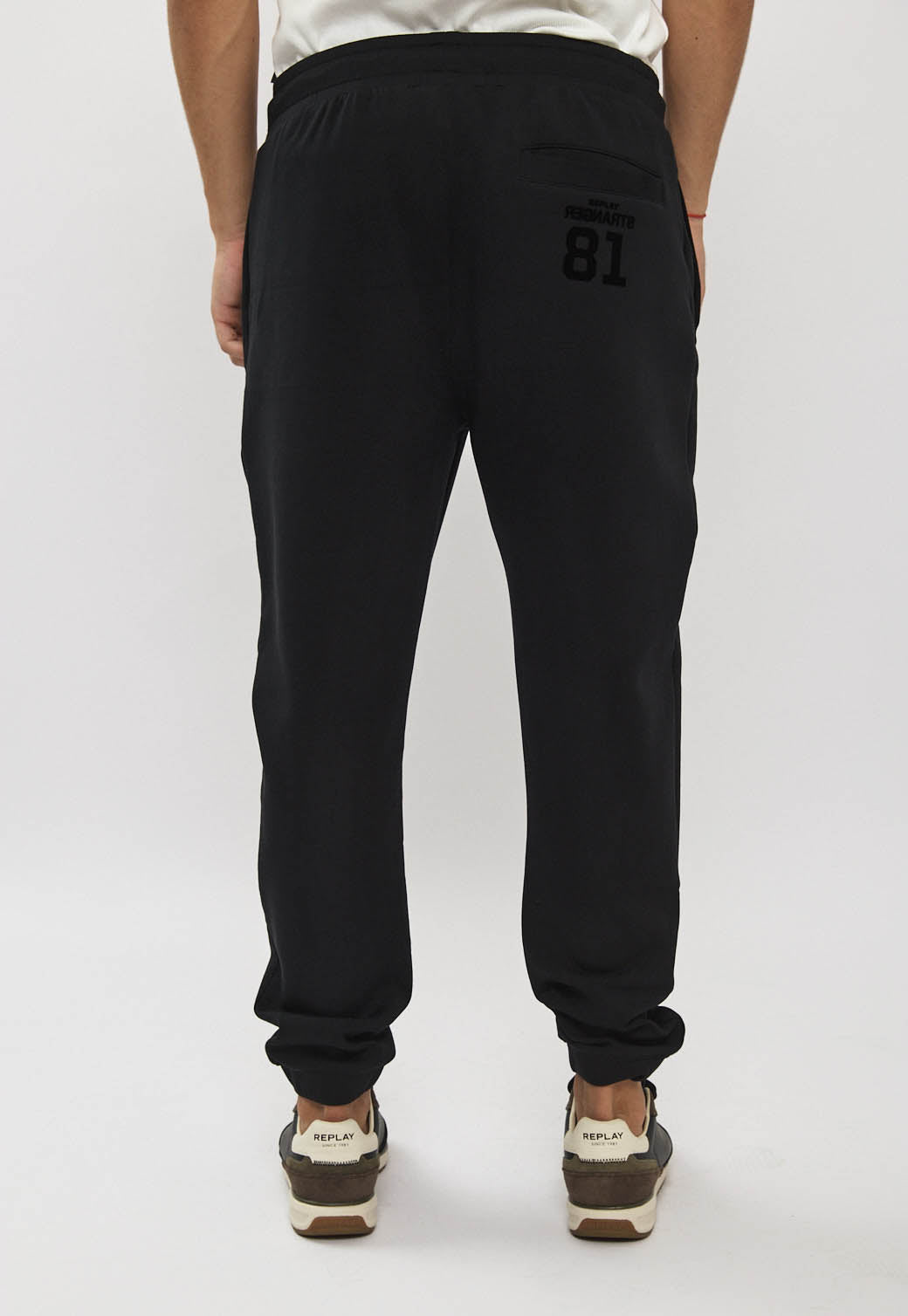 מכנסי טרנינג לגברים בצבע שחור