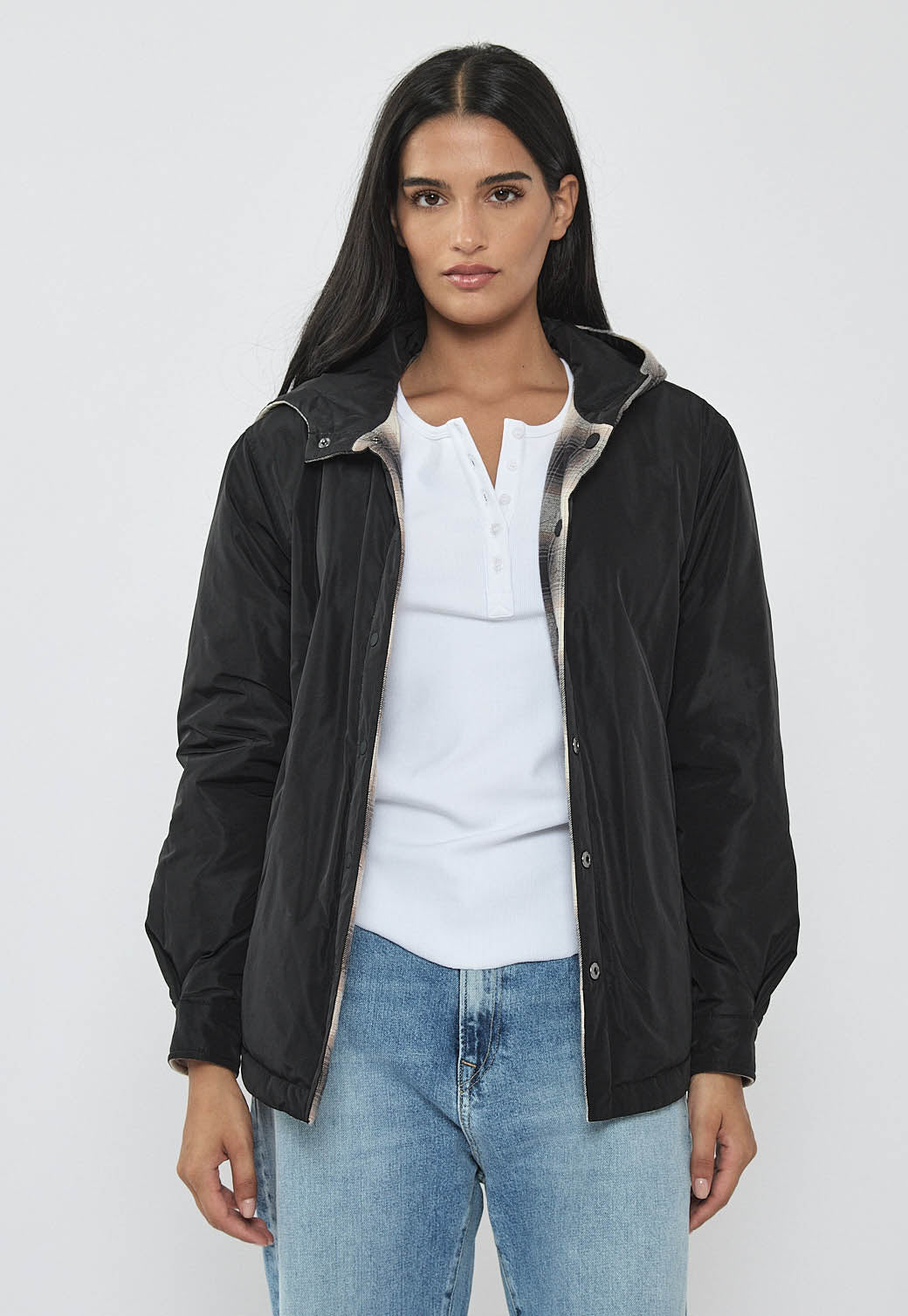 ג'קט פלאנל דו־צדדי שחור חלק ⇆ פלאנל משובץ