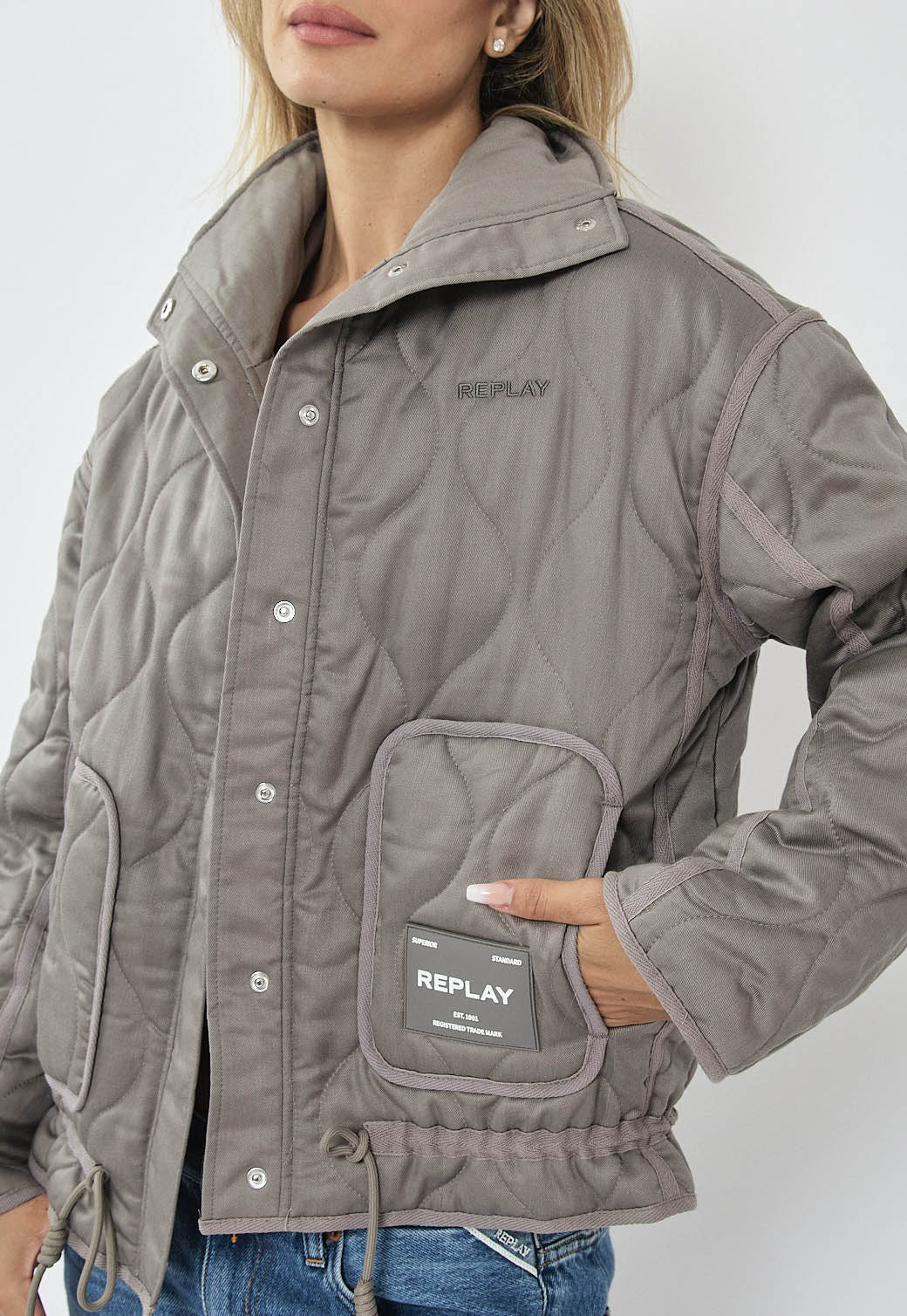 מעיל קווילט לנשים בצבע אפור