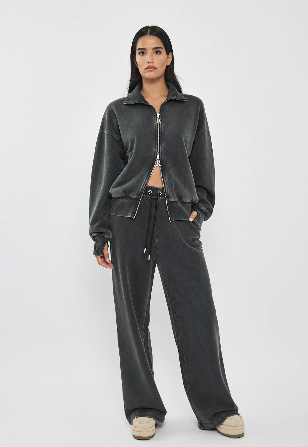 מכנסי טרנינג רחבים לנשים בצבע שחור