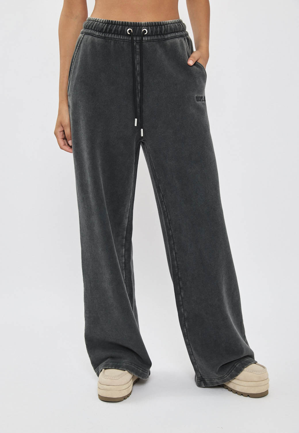 מכנסי טרנינג רחבים לנשים בצבע שחור