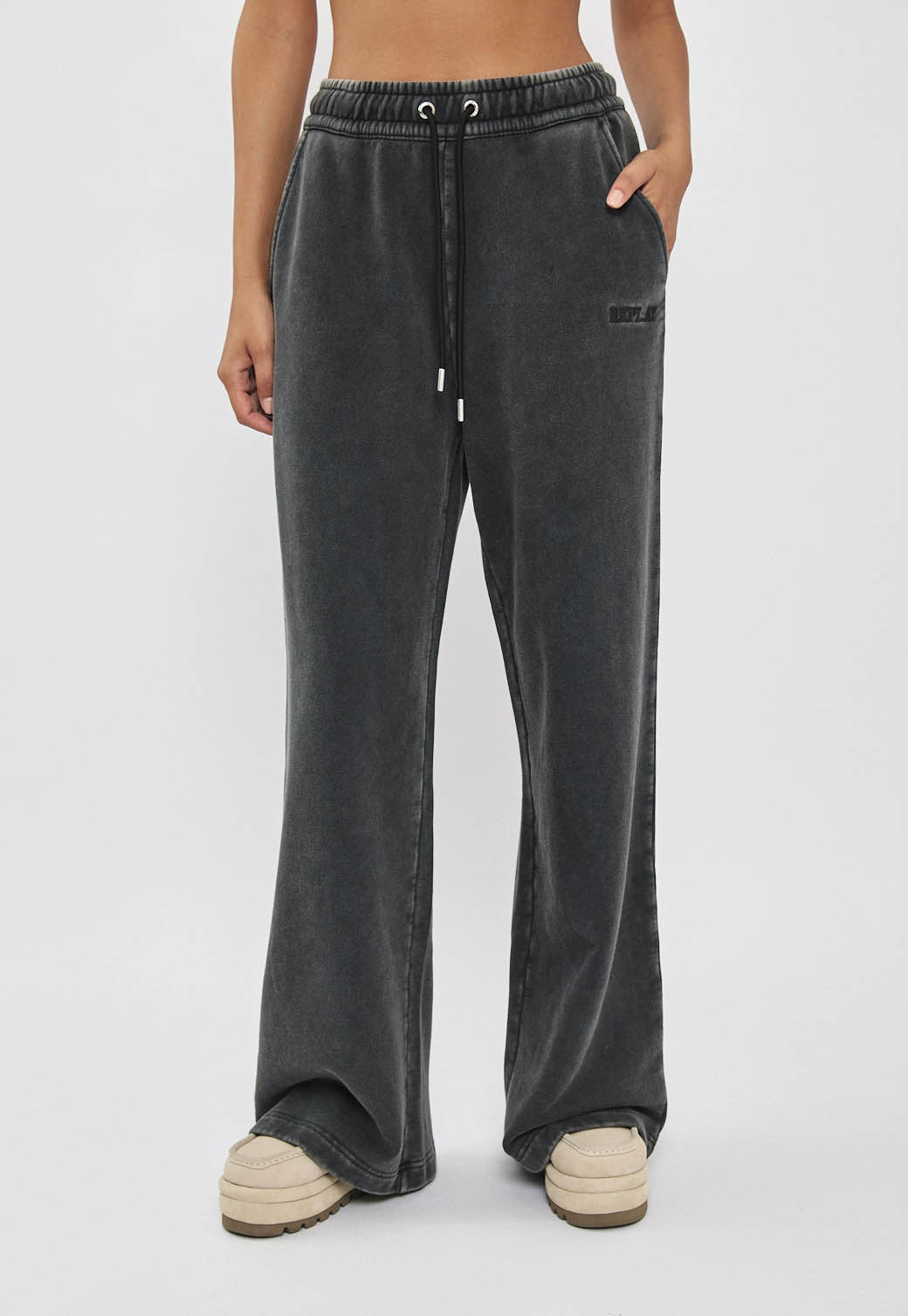 מכנסי טרנינג רחבים לנשים בצבע שחור