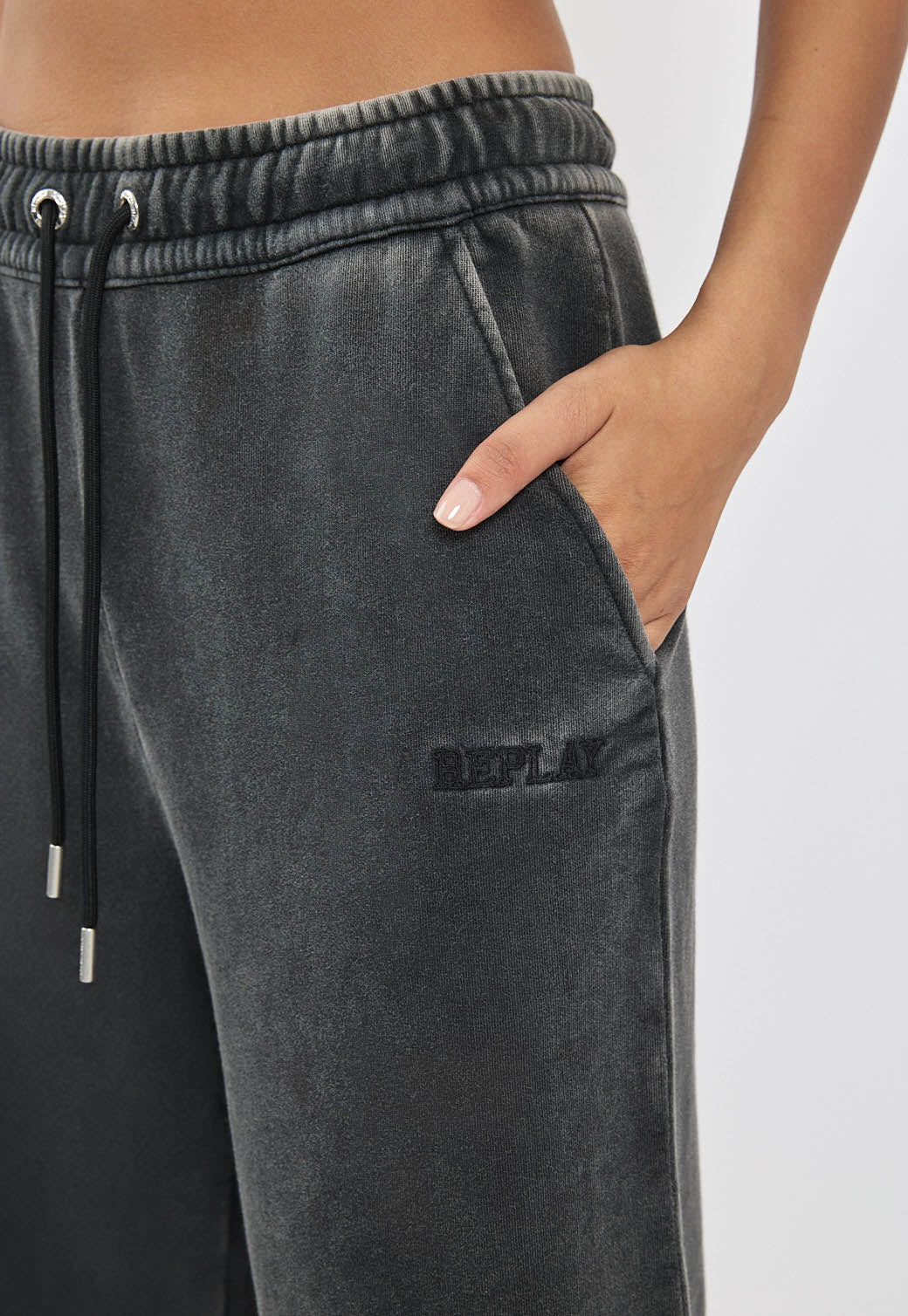 מכנסי טרנינג רחבים לנשים בצבע שחור