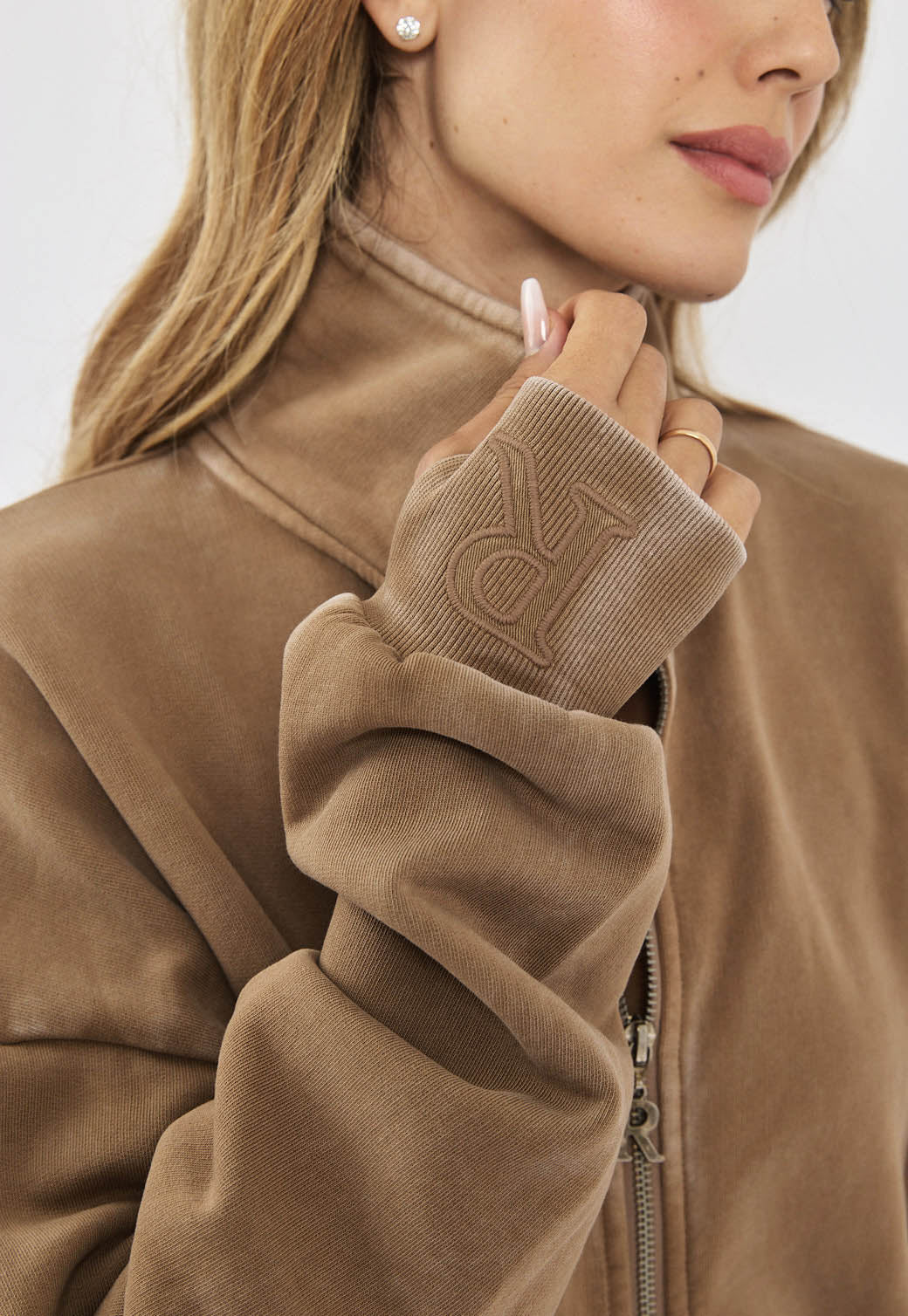 סווטשירט לנשים בצבע חום עם רוכסן