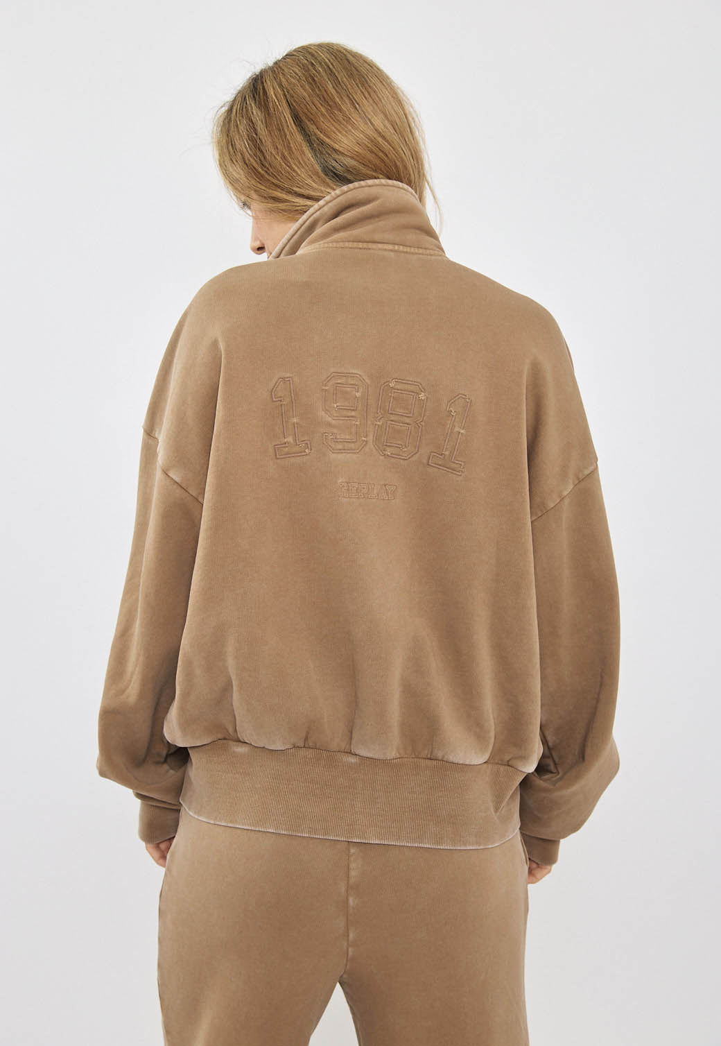 סווטשירט לנשים בצבע חום עם רוכסן